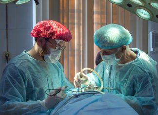 Chăm sóc hậu phẫu chuyển giới: Hướng dẫn toàn diện từ y khoa đến tâm lý Bác sĩ và bệnh nhân thảo luận về chăm sóc hậu phẫu