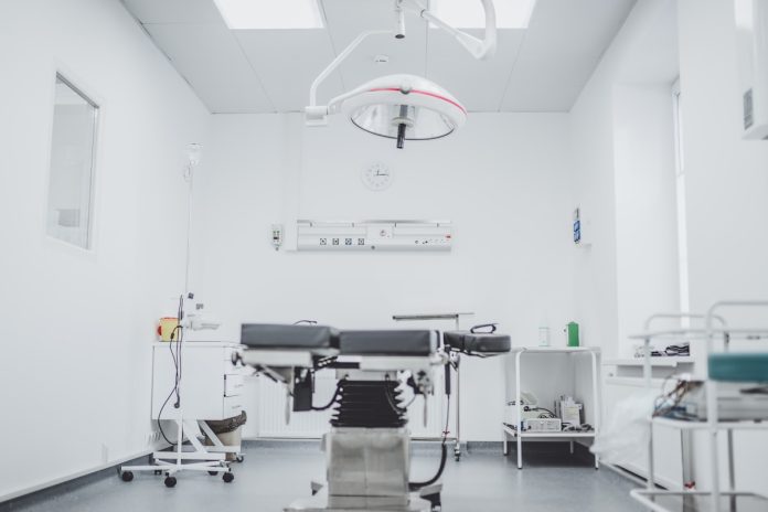 Bác sĩ tư vấn phẫu thuật chuyển giới